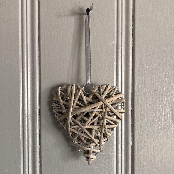 Gorgeous Handmade Gray Brown Wicker Hanging Heart Decoration w/ ribbon - Picture 3 of 7